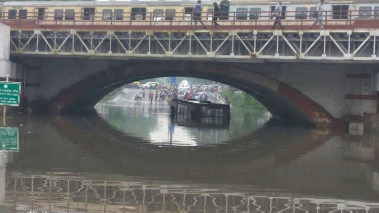 पानी में डूबी बस