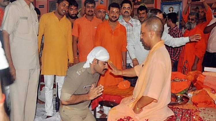 योगी से आशीर्वाद लिया (फोटो-गजेंद्र)