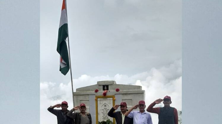 सवाड गांव में शहीदों को सलाम करते गांव के जवान