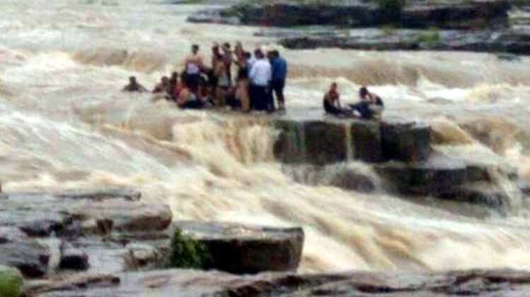 शिवपुरी झील में फंसे थे लोग
