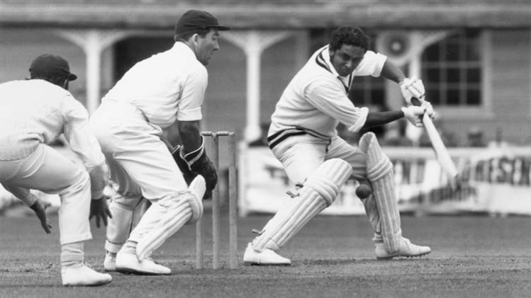 पूर्व क्रिकेटर दिलीप सरदेसाई