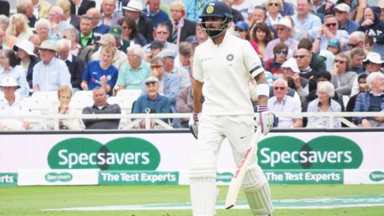 बांह पर काली पट्टी बांधे कप्तान कोहली