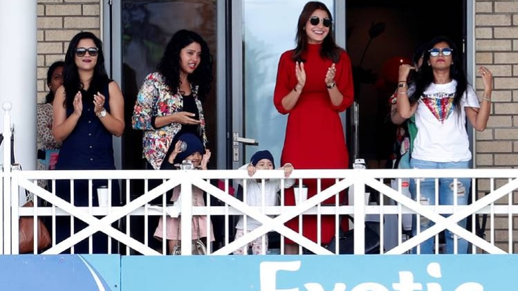 टीम इंडिया को चीयर करती अनुष्का शर्मा