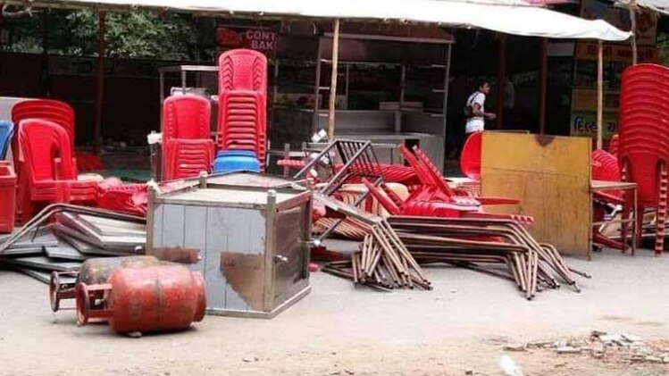 लॉ गार्डन बाजार चला बुलडोजर (फोटो-गोपी घांघर)