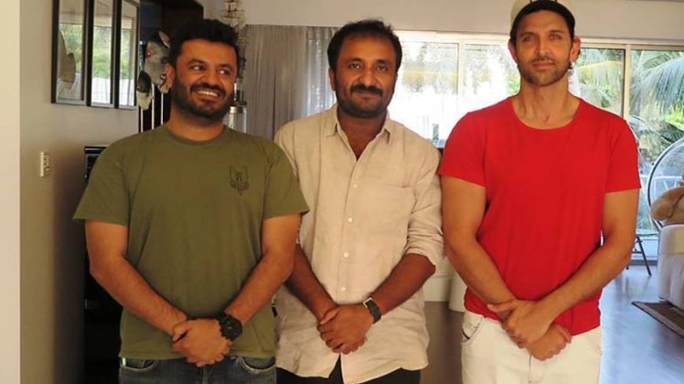 ऋतिक रोशन डायरेक्टर विकास बहल और आनंद कुमार के साथ.