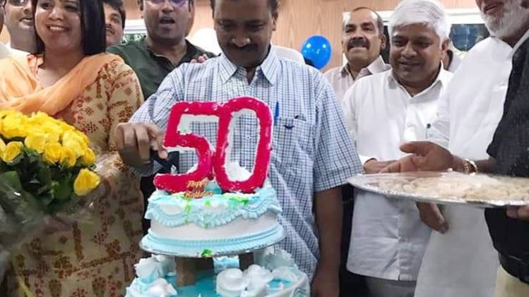 केक काटते सीएम केजरीवाल की ये ये तस्वीर हुई वायरल  