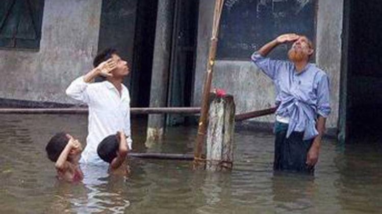 बच्चों द्वारा झंडे को सलामी देने का यह फोटो हुआ था वायरल 