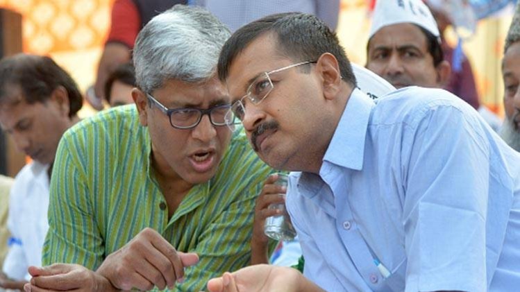 आशुतोष का केजरीवाल पर हमला (फाइल)