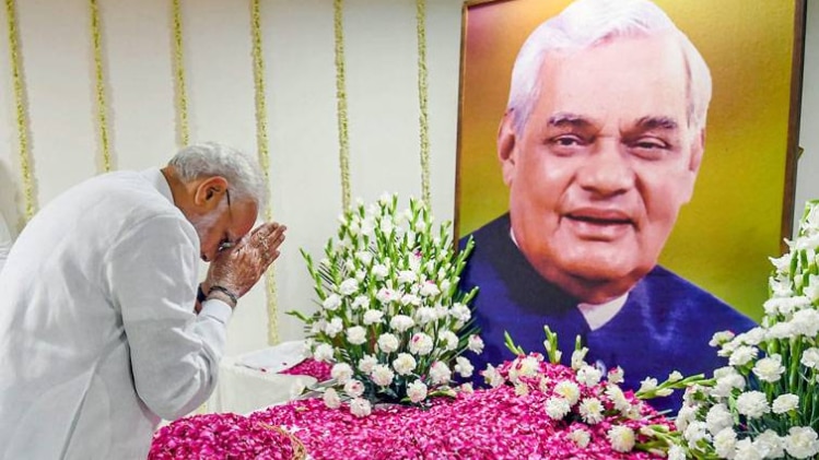 वाजपेयी को श्रद्धांजलि अर्पित करते पीएम मोदी.