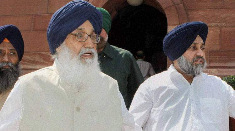 पंजाब के पूर्व मुख्यमंत्री प्रकाश सिंह बादल और पूर्व उप-मुख्यमंत्री सुखबीर बादल