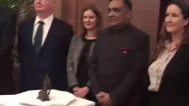 बुद्ध की प्रतिमा: टीम स्कॉटलैंड के साथ भारत के राजदूत वाई के सिन्हा (फोटो : ANI)