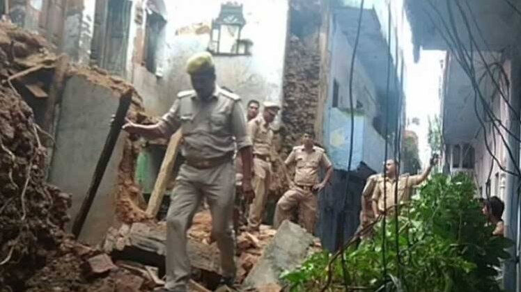 लखनऊ के गणेशगंज में गिरी बिल्डिंग