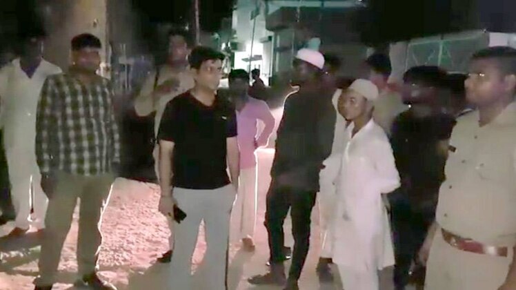 अभी तक पुलिस के हाथ हमलावरों का कोई सुराग नहीं लग पाया है