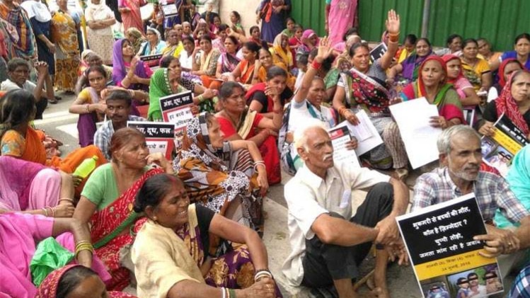 सचिवालय के बाहर प्रदर्शन करते लोग