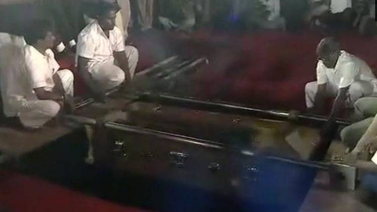 मरीना बीच पर करुणानिधि को दफन करते