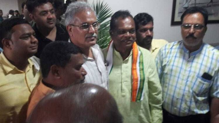 कांग्रेस प्रदेश अध्यक्ष भूपेश बघेल के साथ डोमेन्द्र भेडिया