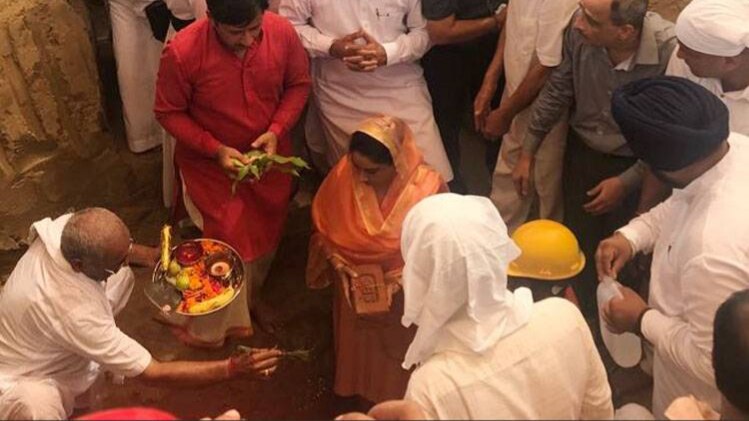 भूमि पूजन करतीं केंद्रीय मंत्री हरसिमरत कौर