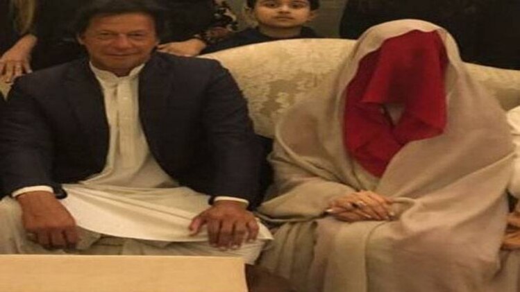 इमरान खान और बुशरा मनेका (फाइल फोटो)