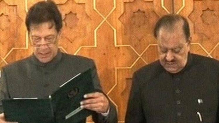 पीएम पद की शपथ  लेते इमरान खान