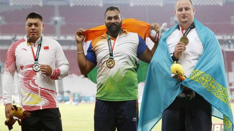 तजिंदरपाल सिंह (बीच में)