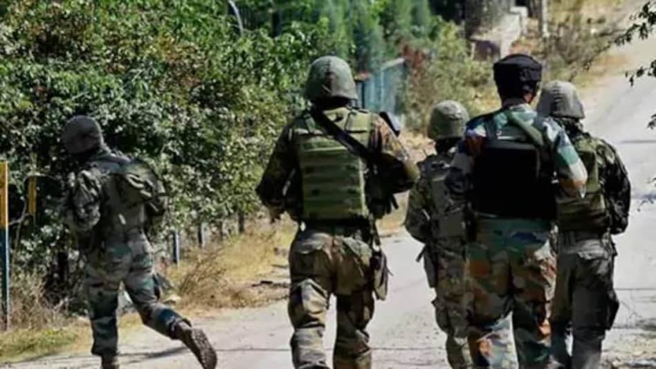 J-K: शोपियां मुठभेड़ में 1 आतंकी ढेर, 2-3 आतंकियों के छिपे होने की आशंका - jammu kashmir shopian encounter militant killed security forces live updates - AajTak