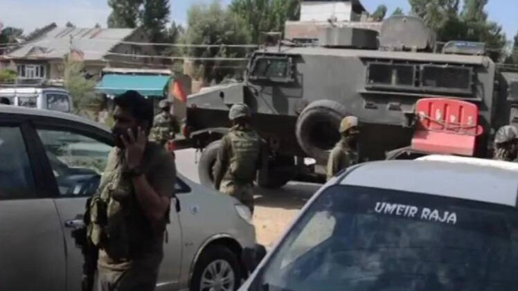 सुरक्षाबलों ने इलाके को घेरा (फोटो- ANI)