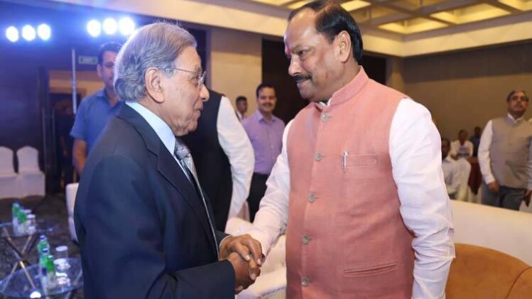 वित्त आयोग के अध्यक्ष एनके सिंह और रघुवर दास