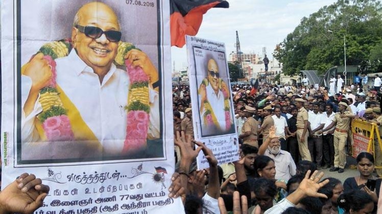 चेन्नई के राजाजी हॉल के बाहर जुटे कई समर्थक (फोटो क्रेडिट- संजय समीर)