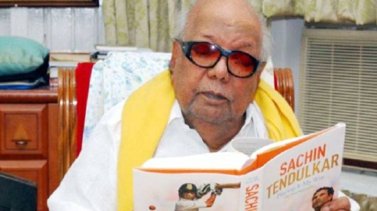 सचिन की बायोग्राफी पढ़ते करुणानिधि (फाइल फोटो)