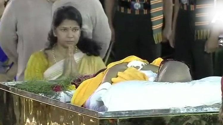 करुणानिधि को दी गई अंतिम विदाई