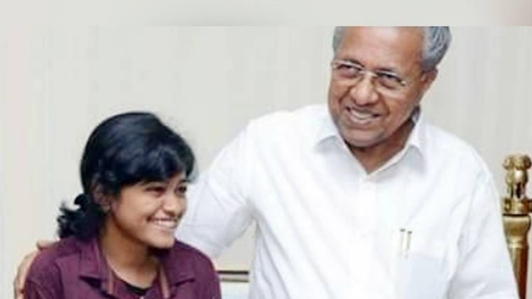 हनन हमीद केरल के सीएम के साथ (फोटो: ट्विटर)