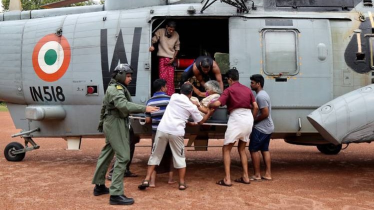 लोगों को सुरक्षित स्थानों पर पहुंचाते सेना के जवान