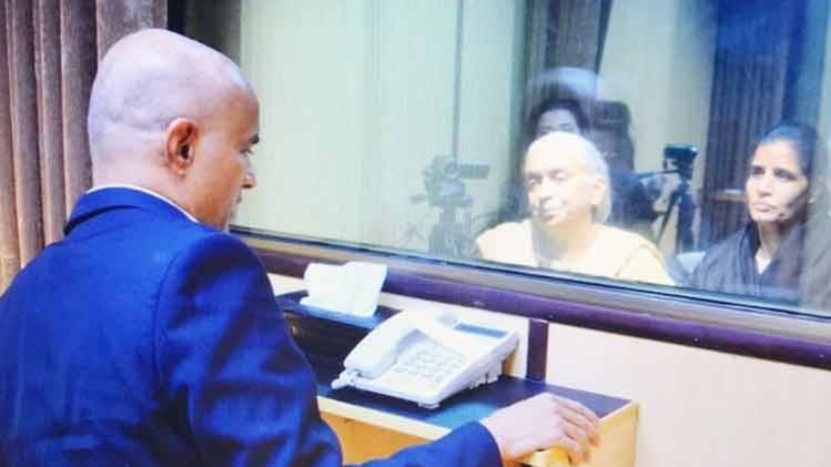 पाकिस्तान में अपने परिजनों से बात करते कुलभूषण जाधव. (फाइल फोटो)