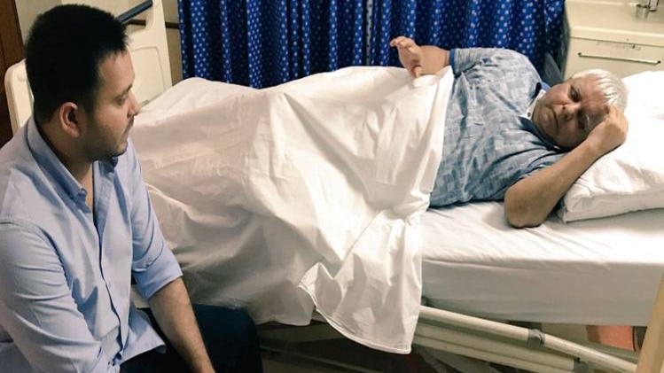 पिता लालू को देखने मंगलवार को अस्पताल पहुंचे थे तेजस्वी 