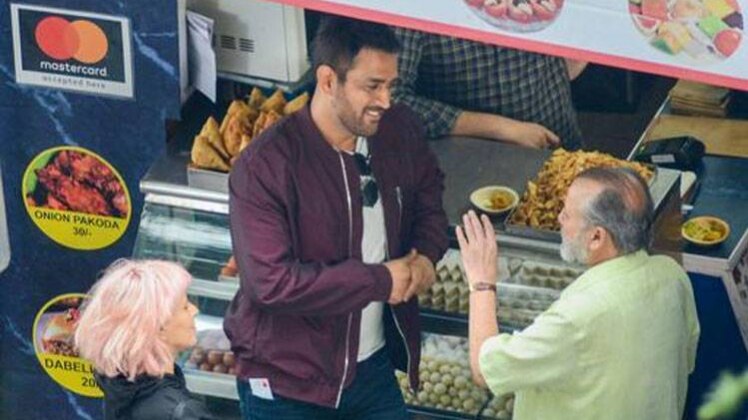 शिमला में शूट के दौरान महेंद्र सिंह धोनी (फोटो- ट्विटर)