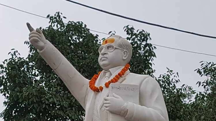 अंबेडकर की प्रतिमा को लगा भगवा टीका