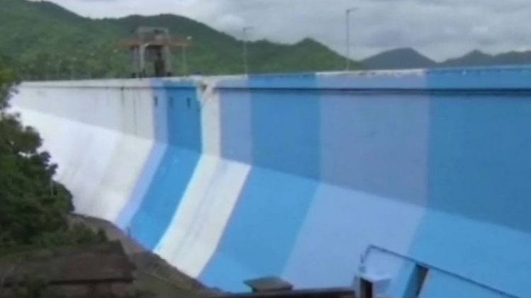 नीले सफेद रंग में रंगे मसानजोर डैम की तस्वीर