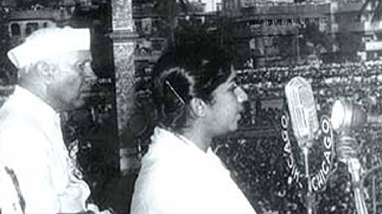 स्वतंत्रता दिवस समारोह में लता मंगेशकर और जवाहर लाल नेहरू. 