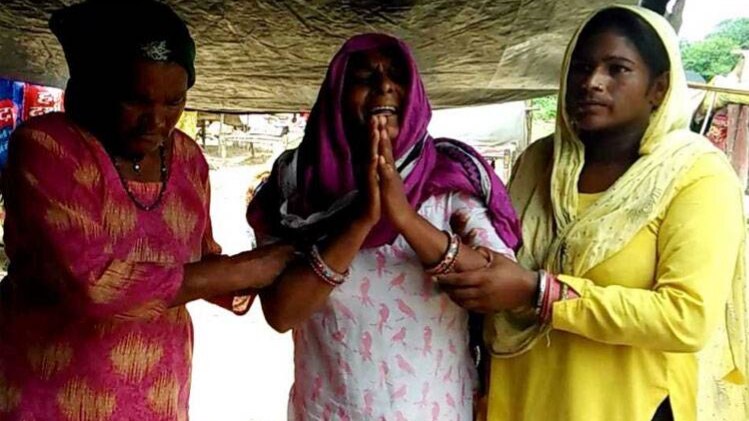 बिलखते मृतक के परिजन