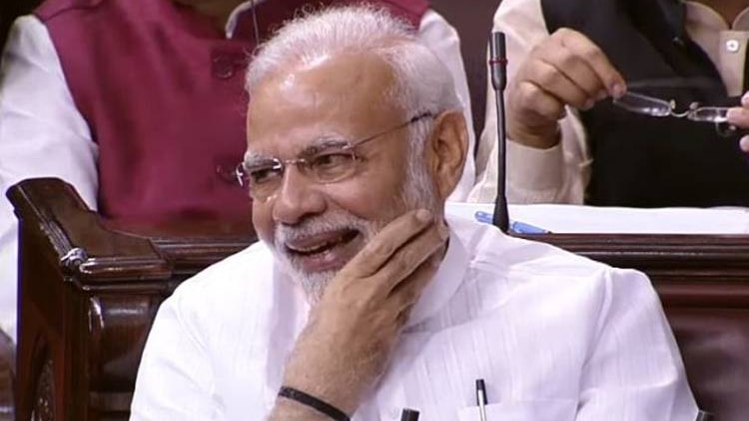 सदन में हंसते पीएम मोदी 
