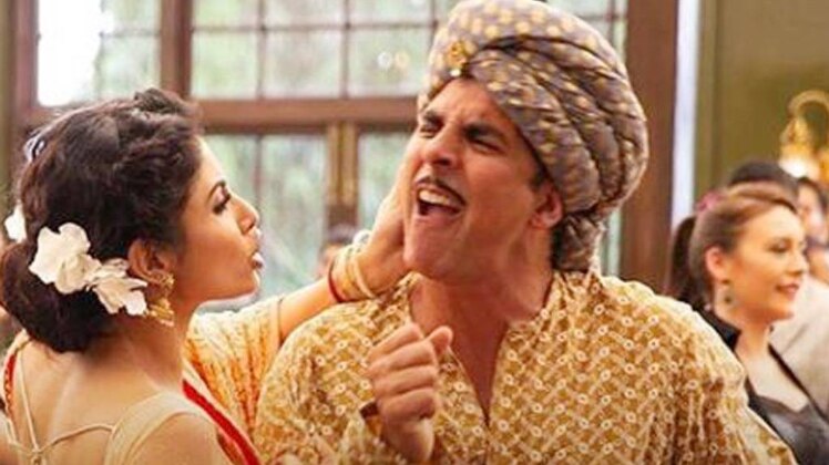 मौनी रॉय-अक्षय कुमार 