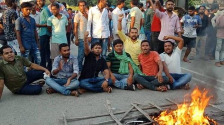 प्रोफेसर पर हमले की घटना के खिलाफ प्रदर्शन