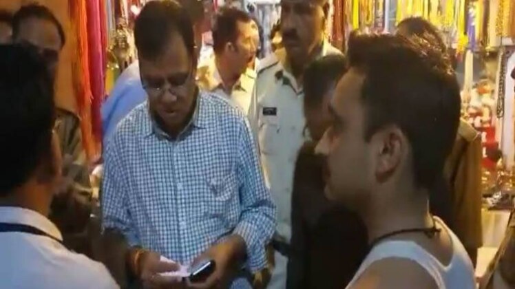 पास की जांच करते एसडीएम