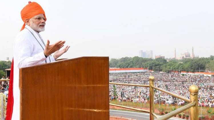 लालकिले के प्राचीर से देश को संबोधित करते प्रधानमंत्री नरेंद्र मोदी 