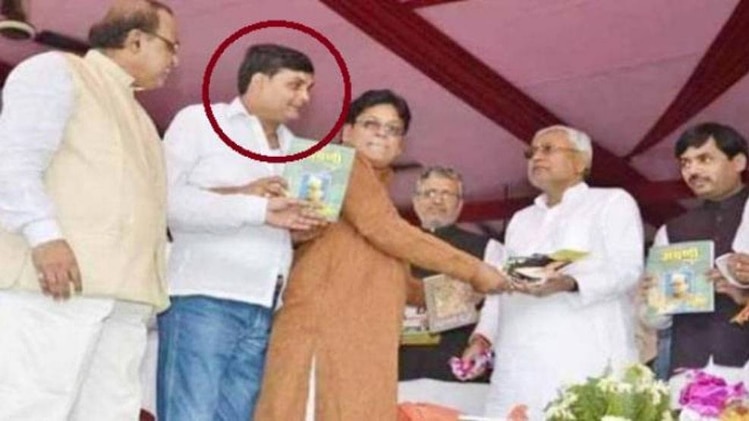 नीतीश कुमार के साथ ब्रजेश ठाकुर (लाल घेरे में)