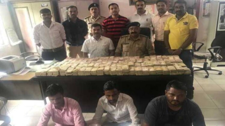 500 और 1000 रुपये के पुराने नोटों के साथ आरोपी