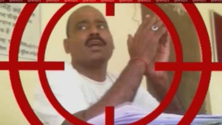 खुफिया कैमरे में कैद आरोपी पुलिसकर्मी सर्वेश कुमार