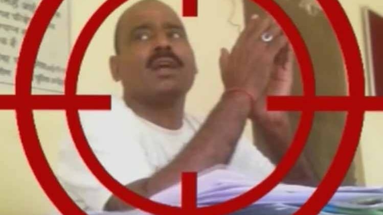 खुफिया कैमरे में कैद आरोपी पुलिसकर्मी सर्वेश कुमार