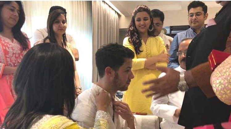 प्रियंका-निक की रोका सेरेमनी में परि‍णीति चोपड़ा 