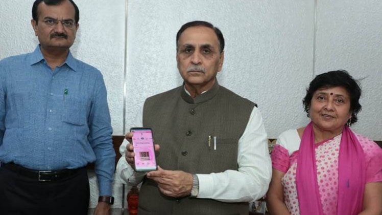 एप लांच करते CM विजय रूपाणी